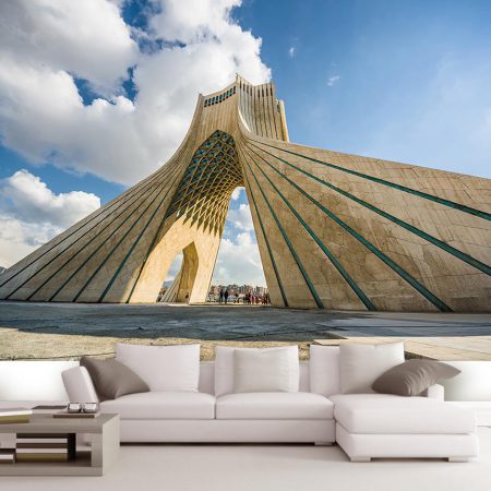 برج ازادی واسمان ابی از نمای پایین