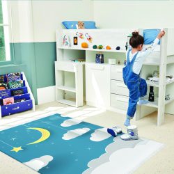 فرشینه طرح ماه و ستاره و ابرهای کاغذی با زمینه آبی