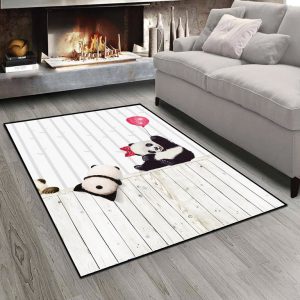 فرشینه طرح پاندا نشسته روی دیوار چوبی با بادکنک قرمز