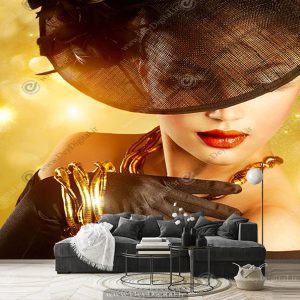 پوستر دیواری چهره زن لاکچری با کلاه مشکی و دستبند طلایی برای مزون