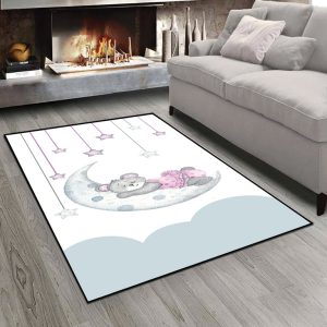 فرش چاپی طرح کودکانه عروسک خرسی خوابیده روی هلال ماه زمینه روشن