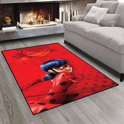فرش چاپی اتاق دختر طرح دختر کفشدوزکی زمینه قرمز