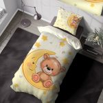 ست لحاف طرح عروسک تدی نشسته برروی ماه با زمینه ستاره ای