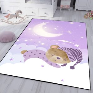 فرشینه طرح خرس خوابیده روی ابرها با زمینه ارغوانی روشن